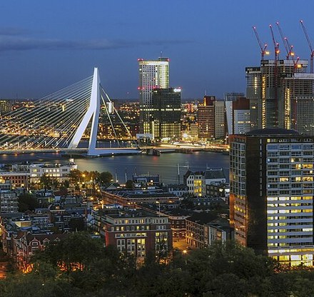 Rotterdamse skyline als verwijzing naar de oorsprong en mentaliteit van de groep